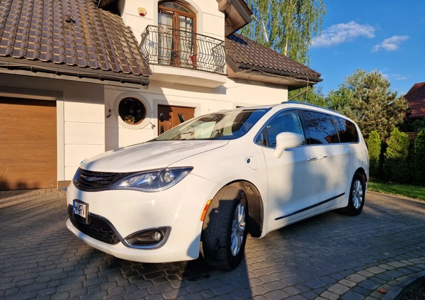 Chrysler Pacifica cena 114900 przebieg: 146000, rok produkcji 2018 z Otwock małe 704